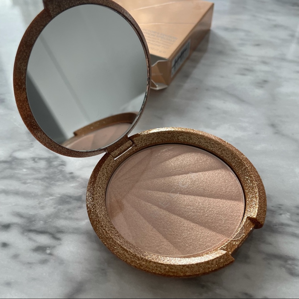 Becca shimmering skin perfector highlighter